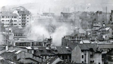 Oviedo, 1937. En esta foto de Adolfo López Armán podemos observar como un proyectil impacta al lado del Instituto de Segunda Enseñanza (hoy Alfonso II), en la calle Santa Susana. El edificio estaba en construcción al haber sido destruido el anterior durante la Revolución de Octubre