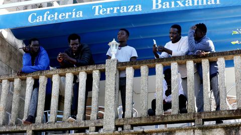 Cinco de los 54 inmigrantes subsaharianos, el pasado 9 de noviembre, cuando llegaron al hotel Baixamar de Sanxenxo, donde están alojados
