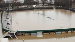 Aspecto que muestra el estadio de ftbol del Club Deportivo Amaya, anegado de agua, este viernes, en Pamplona