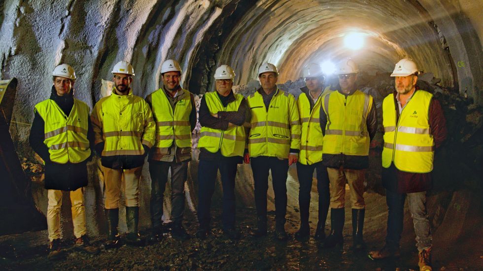 Las fotos del último metro de la excavación del nuevo túnel ferroviario de Oural.Maikel e Ana, nas instalacións de Extinsar