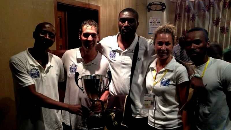 Una gr�a retira el coche en el que viajaba uno de los heridos