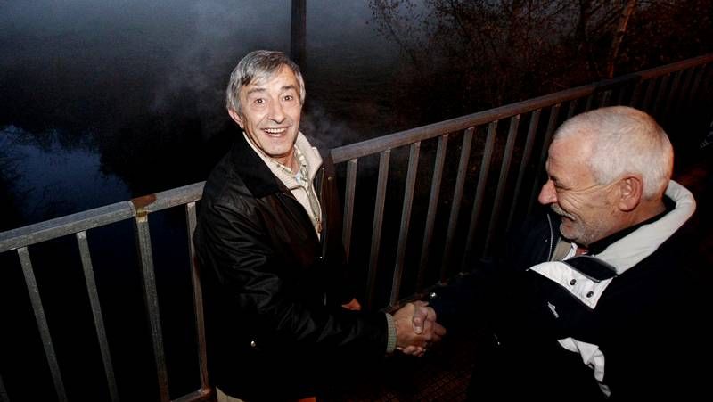 Un jugador del Escair�n, a la derecha, conduce el bal�n.