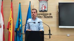 El portavoz de IU - Más País - IAS en el Ayuntamiento de Gijón, Javier Suárez Llana, en rueda de prensa en el Consistorio gijonés
