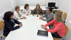 Elona Nez, en el centro, se reuni con los responsables del centro sanitario de Ribeira