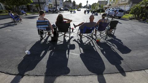 Una familia de California sale a la calle para escuchar cantar a una vecina