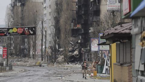 Un hombre pasa por edificios quemados que fueron alcanzados por bombardeos en la pequea ciudad de Bordodyanka, cerca de Kiev, Ucrania.