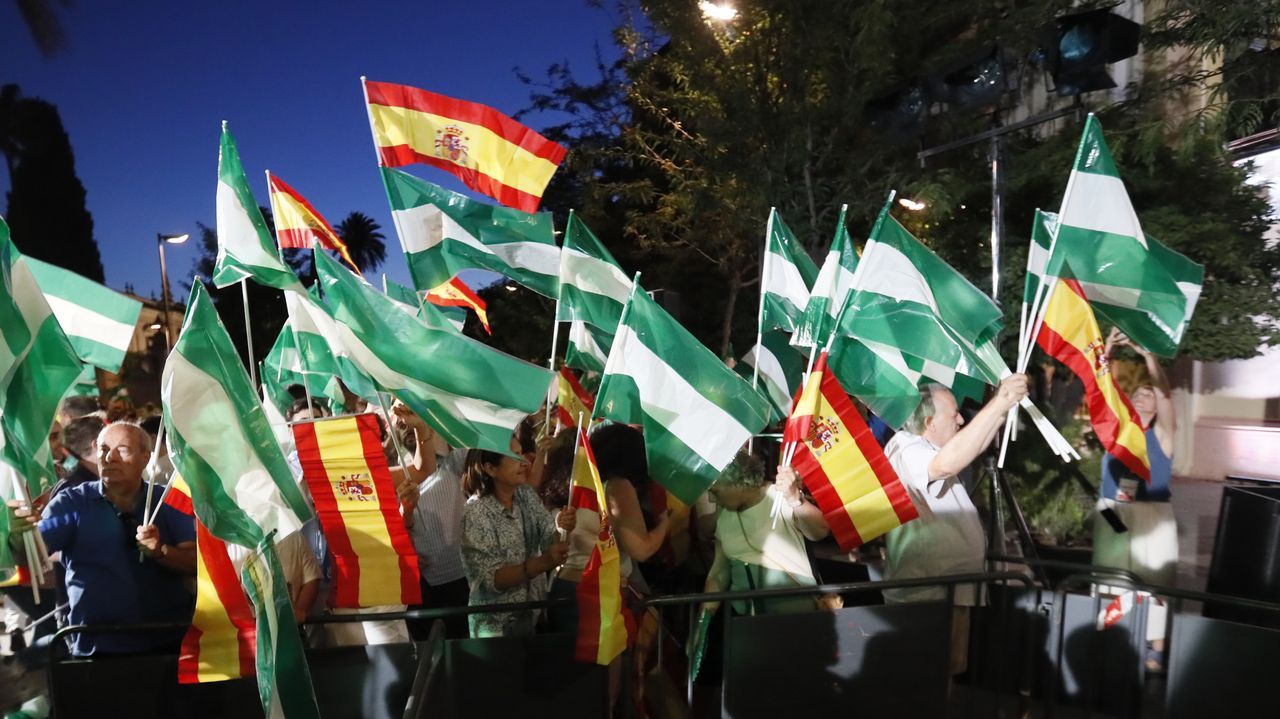 Simpatizantes del PP celebran en Sevilla la victoria de Moreno Bonilla en las elecciones andaluzas