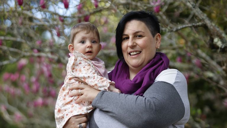 Isabel y África están vivas de milagro: «Me operaron a vida o muerte embarazada y el bebé estuvo 25 minutos sin oxígeno»