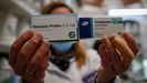 Una farmacéutica de Barbanza muestra dos de los ansiolíticos que más se recetan desde la irrupción de la pandemia por el coronavirus