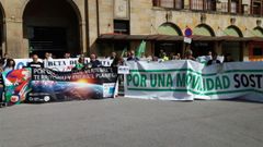 La protesta por el ferrocarril que recorre el norte de Espaa a su paso por Oviedo