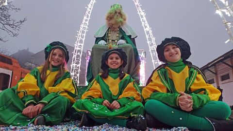 El rey Melchor y tres de sus pajes, en su carroza al inicio del desfile