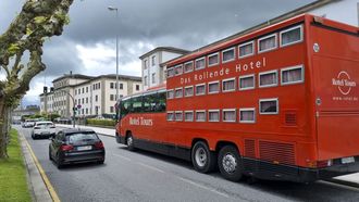 Uno de los  hoteles con ruedas  de Rotel Tours hace parada en Lugo