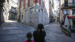 Soledad, con dos de sus hijos en la calle La (posa de espaldas por temor a represalias)