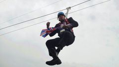 Boris Johnson, entonces alcalde de Londres, se qued colgado de una tirolina durante un acto promocional de los Juegos Olmpicos del 2012 en el parque Victoria