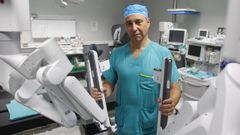 El urólogo Andrés Rodríguez, en una imagen de archivo con el robot Da Vinci, en el Marcide
