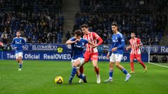 Luengo y Gaspar Campos luchan por un baln en el derbi asturiano