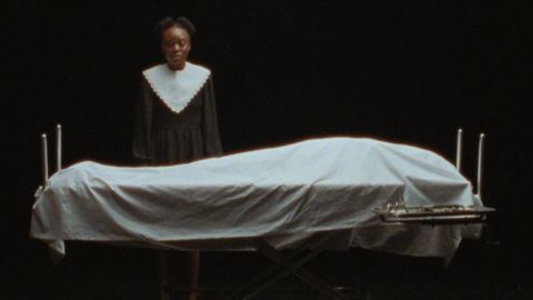 Unha das estreas en España que se poderán ver en Pontevedra é «Cette maison», o debut na longametraxe de Miryam Charles -na imaxe, un fotograma desta cinta a medio camiño do drama e o fantástico-.