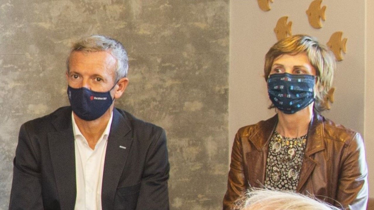 Warhol pasea sus latas por Vigo.El vicepresidente primero de la Xunta, Alfonso Rueda, y la directora de Turismo de Galicia, Naca Castro, durante un acto en Fisterra esta semana.