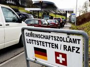 Varios vehculos hacan cola ayer en la frontera de Suiza con Lottstetten (Alemania).