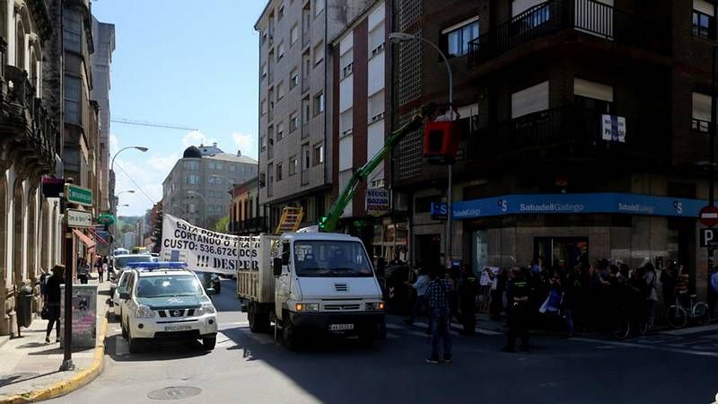 Operarios municipales retiraron la pancarta ante la presencia de agentes del orden
