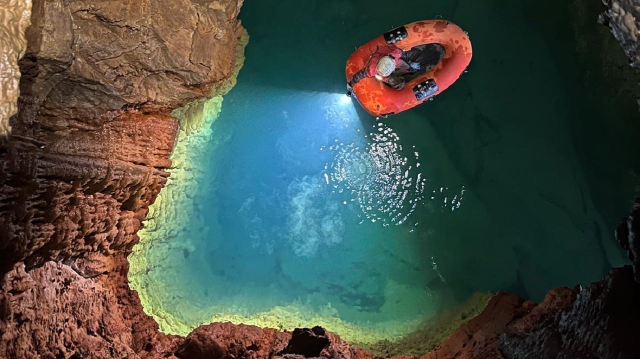 Bembrive.Una embarcacin hinchable en el lago descubierto el ao pasado en la cueva de Aradelas