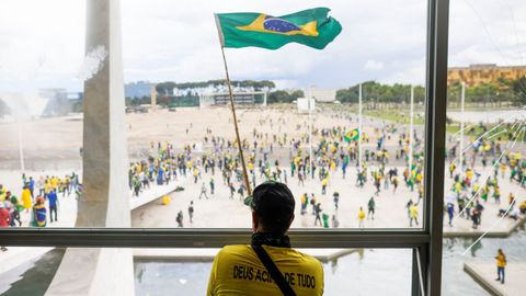Simpatizantes de Bolsonaro invaden el Congreso brasileño en una manifestación contra Lula