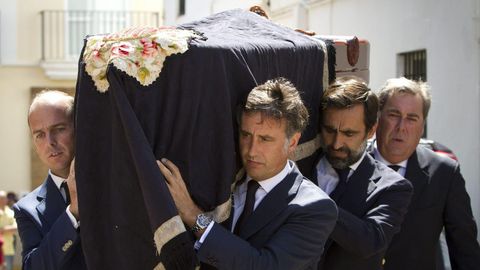 Varios de los hermanos Ruiz Mateos en el funeral de su padre. 