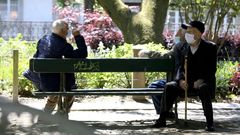 Tres personas mayores en la Alameda de Santiago