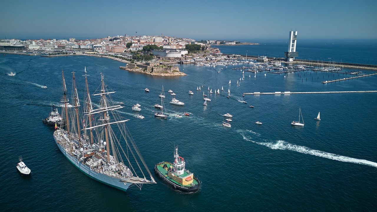 La visita del Juan Sebastin Elcano a A Corua.Maluma encabeza el cartel del Morria Fest.