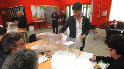 El alcalde de Ferrol, Jorge Surez, vota en el colegio Juan de Lngara