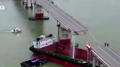 Un carguero choca contra un puente en China