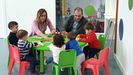 Un momento de la visita de la diputada Raquel Arias y el alcalde Héctor Corujo al punto de atención a a la infancia de O Incio