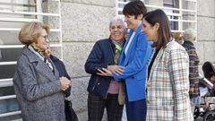 Ana Pontón, con la alcaldesa de Moaña, junto a vecinas en una protesta por la sanidad pública.