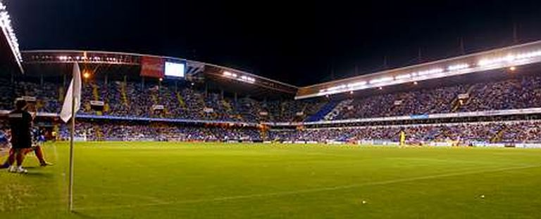 El Deportivo sostiene que la mitad de los focos instalados en el estadio municipal de Riazor no funcionaban.