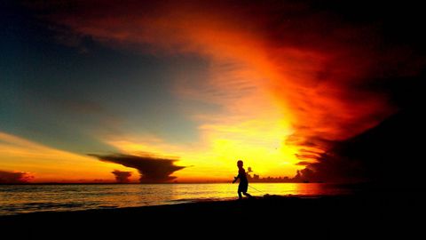 Puesta de sol en la isla de Borcay, en Filipinas
