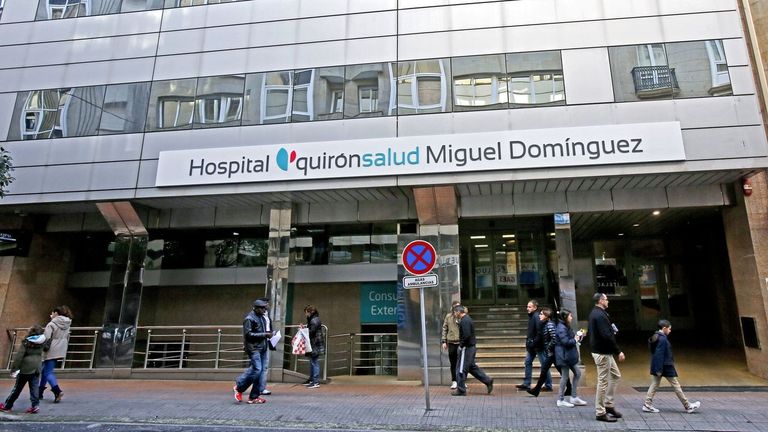 Herido tras precipitarse por un desnivel con el tractor que conducía en A Lama