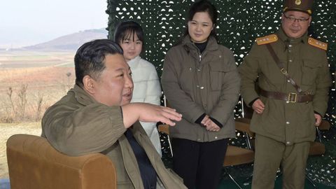 El líder norcoreano, Kim Jong-un, hablando junto a su mujer Ru Sol Ku y su hija, durante el lanzamiento de un misil intercontinental