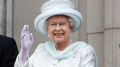Isabel II de Inglaterra saluda desde el balcón del palacio de Buckingham, en una fotografía de archivo del año 2012.