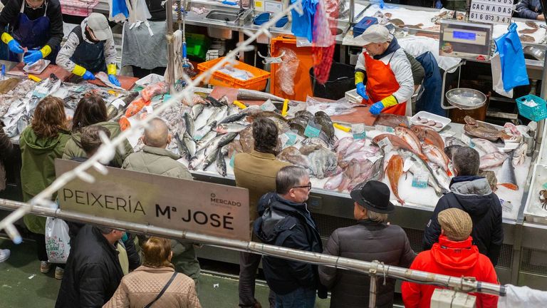 La cesta de la compra, a pie de mercado en Pontevedra: «Duele ver pagar 700 euros por marisco y por pescado para Nochebuena»