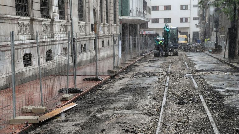 Las antiguas vías del tranvía en Oviedo, al descubierto