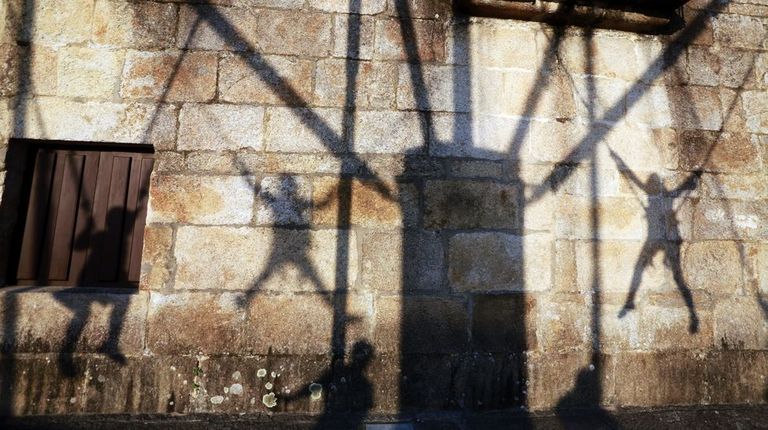 Un padre de Pontevedra lleva una década aparentando penuria para no pagar pensión a sus hijos mientras cobra del extranjero y compra inmuebles