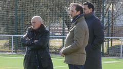 Juan Seor, en el entrenamiento de el pasado martes, junto a los consejeros del Pontevedra CF Roberto Fens y Enrique Mario