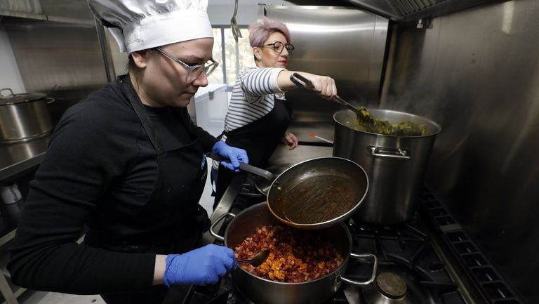 Clara Pardiño, en primer plano, en imagen de archivo en la cocina del cáterin de comida casera Como na Casa