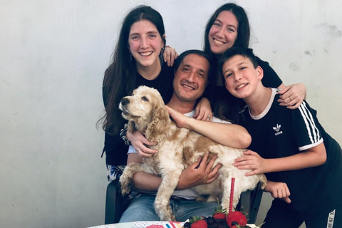 Micaela, junto con su familia en Argentina