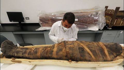 Un arquelogo trabaja con la momia del faran Tutankamn.