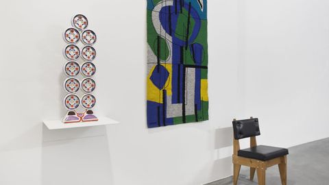 Ramo vermello, de Seoane,  esquerda, comparte espazo cun tapiz do artista e Mara Elena Montero e unha cadeira de Daz Pardo