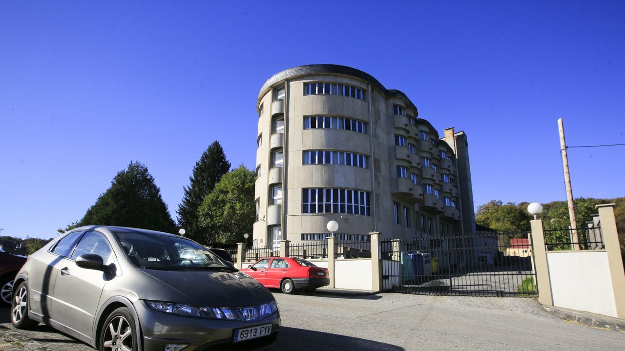 Exterior de la residencia de mayores de Sarria, que registra un brote de coronavirus con ms de 50 afectados