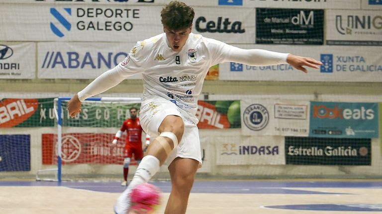 Gonzalo Santa Cruz: «El primer objetivo de O Parrulo Ferrol es la permanencia»