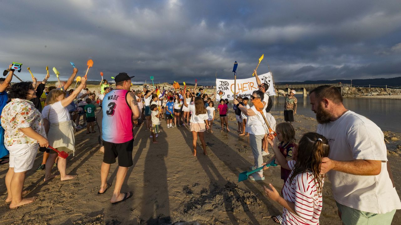 Protesta de ciclistas nudistas en pleno coraz�n de Berl�n.Los vecinos de Baldaio se concentraron el mes pasado para reclamar a la Xunta la reapertura del canal.