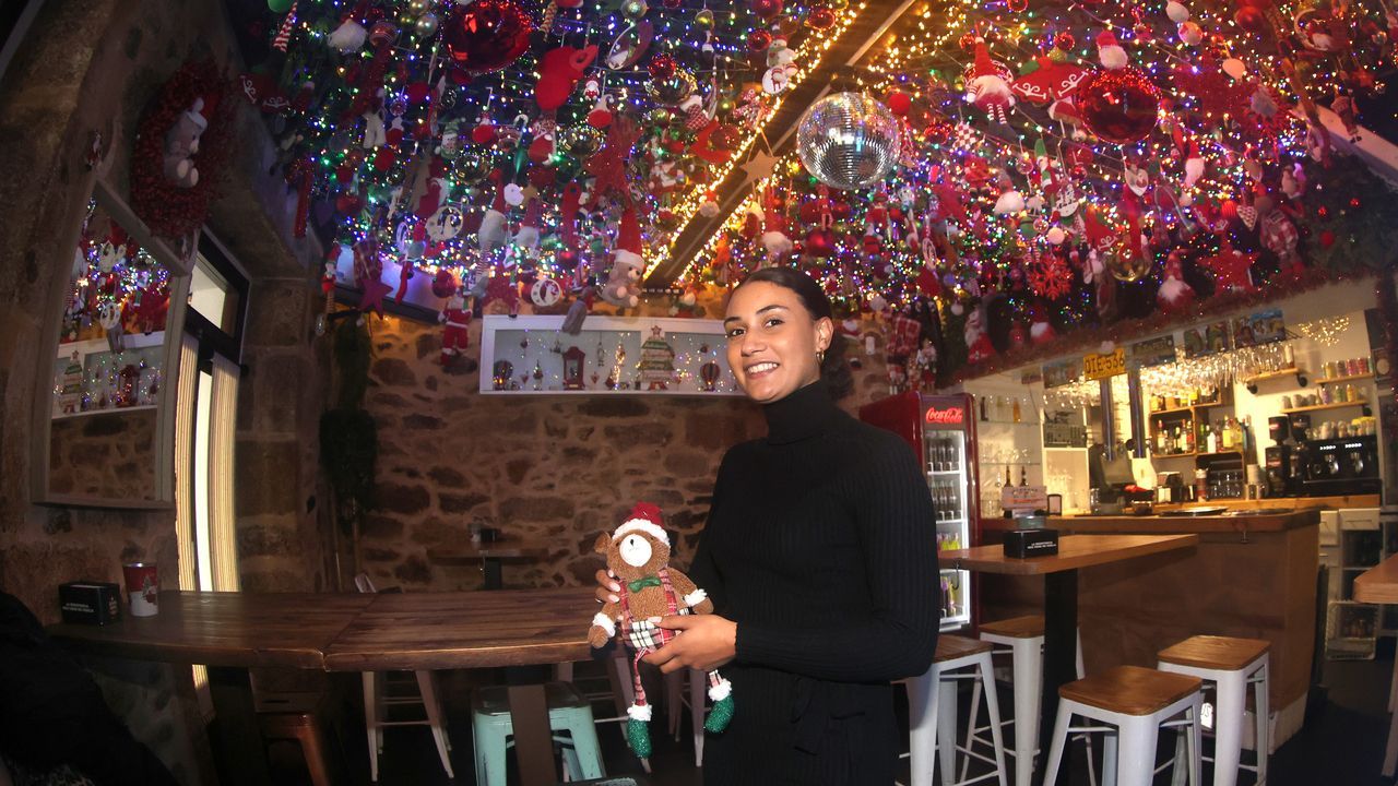 Sharly Guzmn dedic dos das enteros a decorar La Embajada de A Pobra